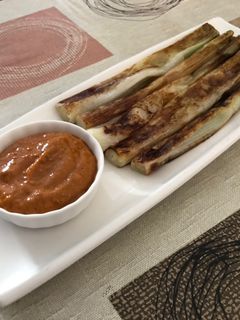 Una foto de Calçots o cebolla tierna en Lékué con salsa romesco