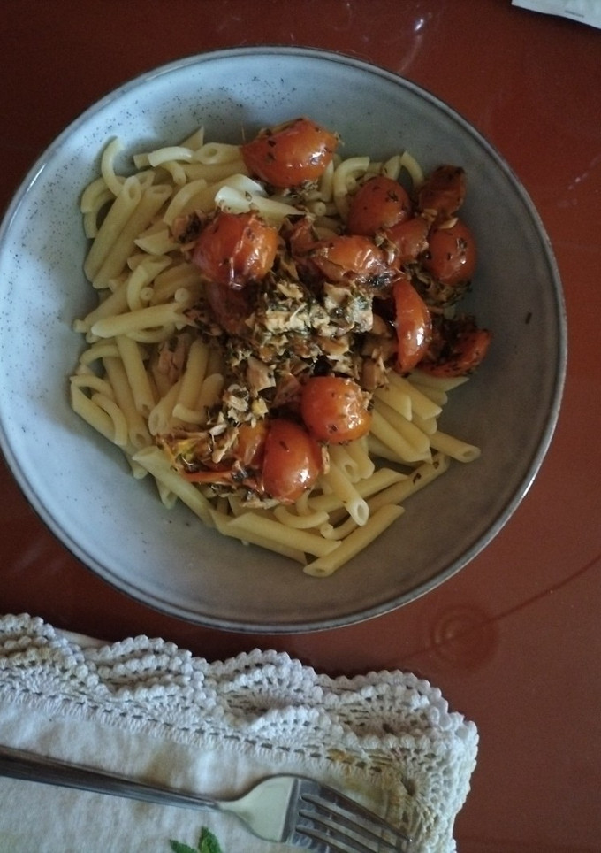 Una foto de Macarrones con tomate y atún