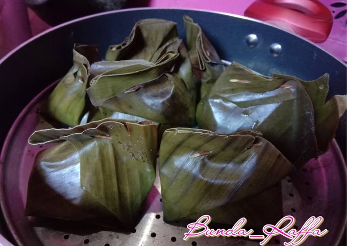 Bagaimana Menyiapkan Botok udang kelapa yang Menggugah Selera