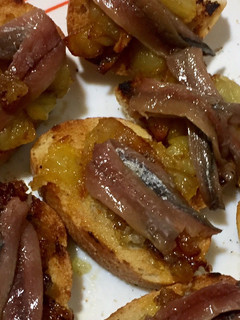 Una foto de Pincho de manzana caramelizada y anchoas