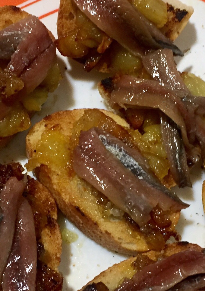 Una foto de Pincho de manzana caramelizada y anchoas