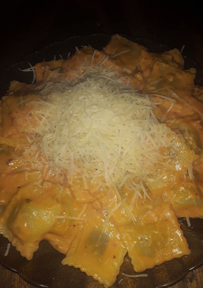 Una foto de Ravioles con salsa rosa