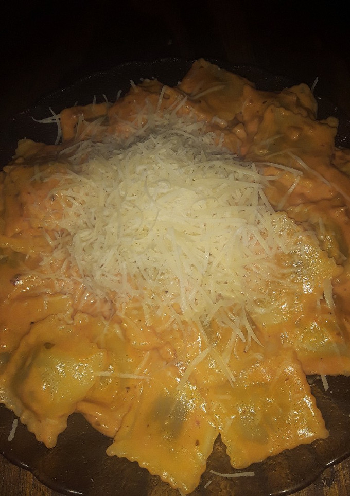 Una foto de Ravioles con salsa rosa