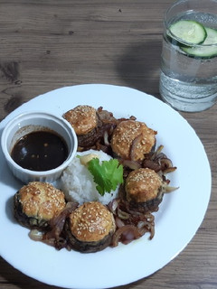 Una foto de Miniburguesas de pollo y champiñones