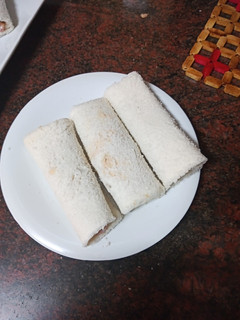 Una foto de Burritos de pan de molde relleno de ensalada
