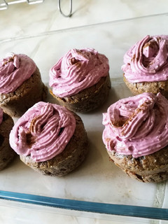Una foto de Pink keto #cupcakes de nuez