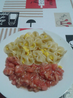 Una foto de Corbatitas al huevo con atún y tomate