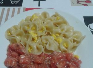 Foto principal de Corbatitas al huevo con atún y tomate