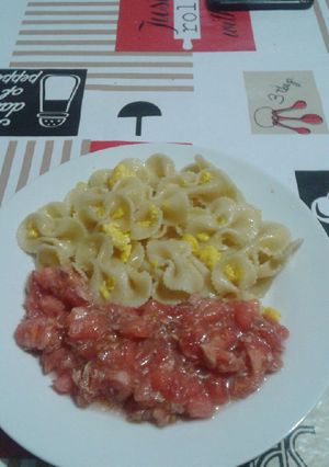 Una foto de Corbatitas al huevo con atún y tomate