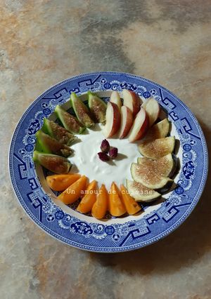 Une photo de Yaourt grec aux fruits frais de saison 🥄