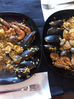 Una foto de Paella de marisco