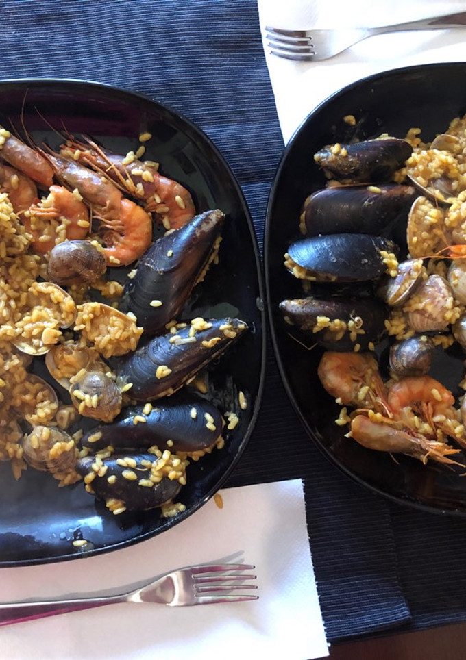 Una foto de Paella de marisco