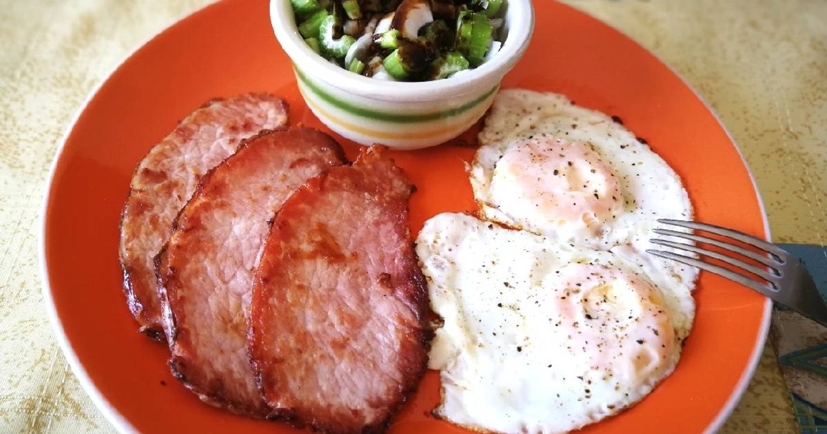 Jamón cocido a la plancha con juevos fritos y ensalada Receta de 