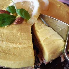 A picture of Vegan lemon cheesecake pie.