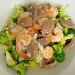 Brokoli Udang Bakso Siram Bawang Putih রেসিপির প্রধান ছবি