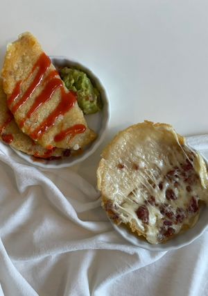 Una foto de Quesadilla de chorizo argentino con costra de queso a la Puli