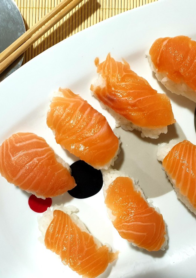 Una foto de Sushi de salmón 🍙