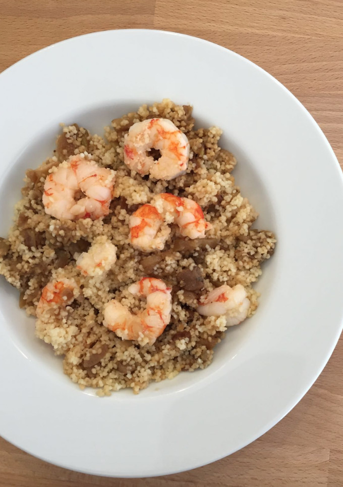 Una foto de Cous cous con camarones