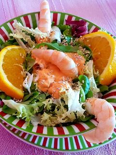 Una foto de Ensalada con naranja y langostinos