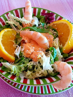 Una foto de Ensalada con naranja y langostinos
