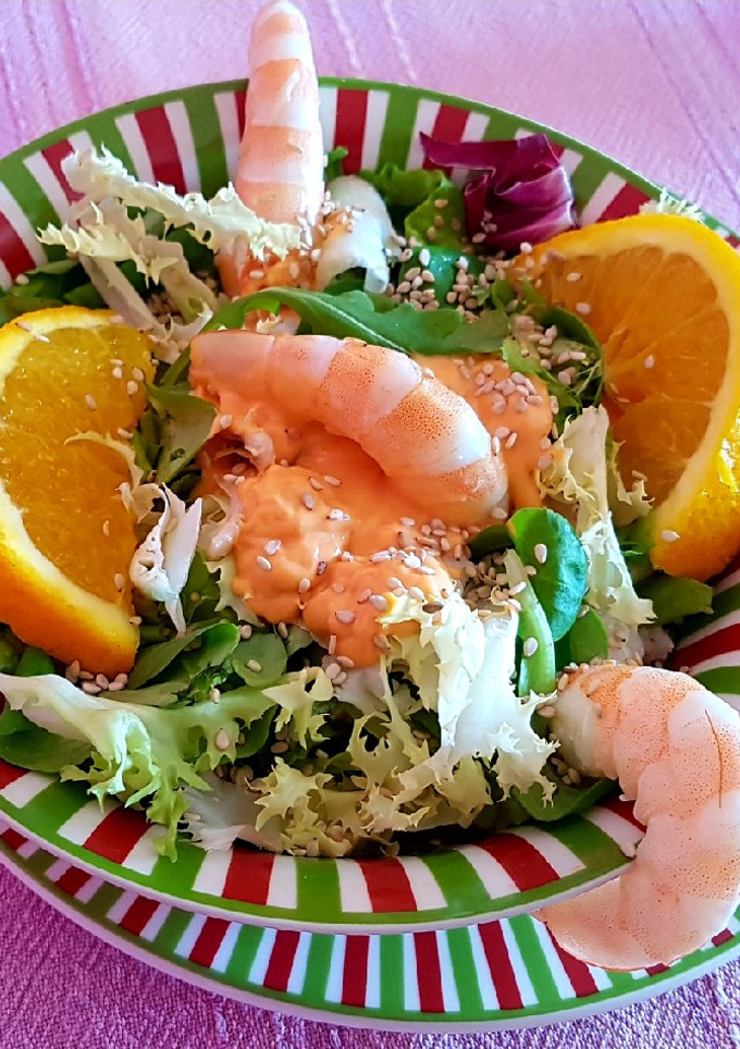 Una foto de Ensalada con naranja y langostinos