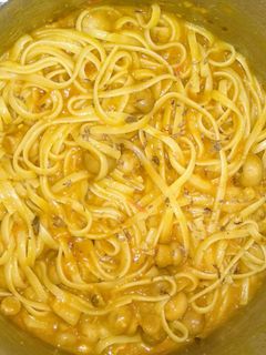 Una foto de Tallarines con champiñones y pisto