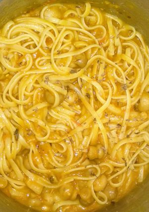 Una foto de Tallarines con champiñones y pisto