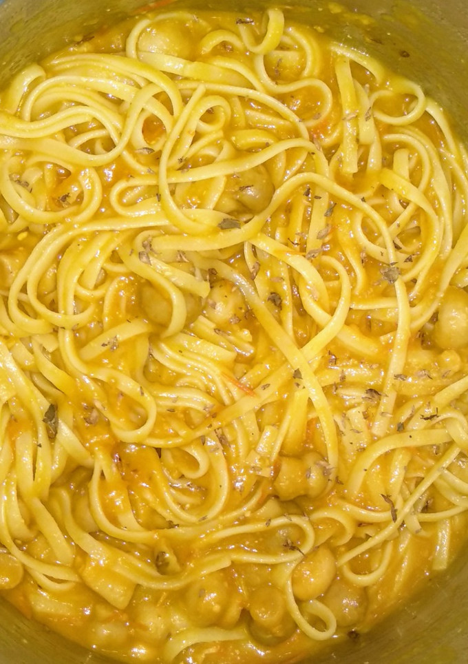 Una foto de Tallarines con champiñones y pisto