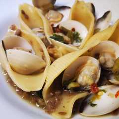 Foto di Conchiglie con lenticchie e vongole piccanti