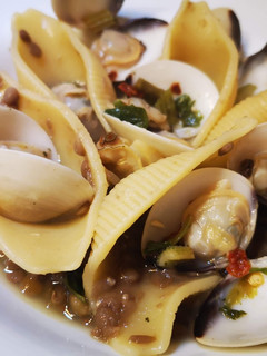 Foto di Conchiglie con lenticchie e vongole piccanti