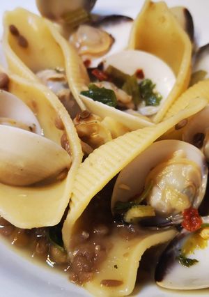 Foto di Conchiglie con lenticchie e vongole piccanti