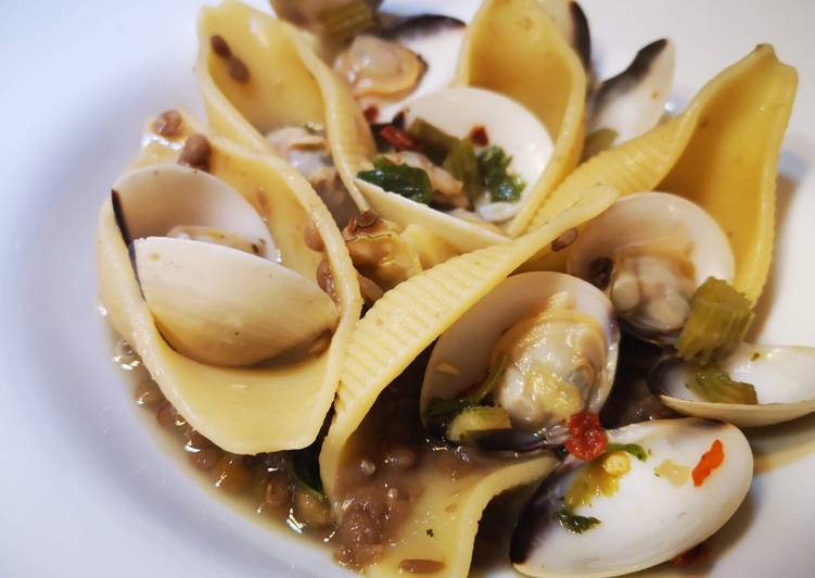 Conchiglie con lenticchie e vongole piccanti