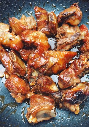 Hình của món Sườn xào chua cay mặn ngọt.
