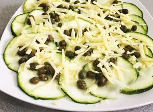 Una foto de Carpaccio de zucchini
