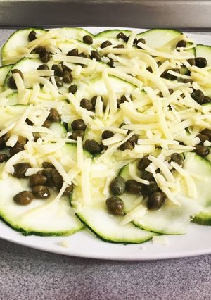 Una foto de Carpaccio de zucchini