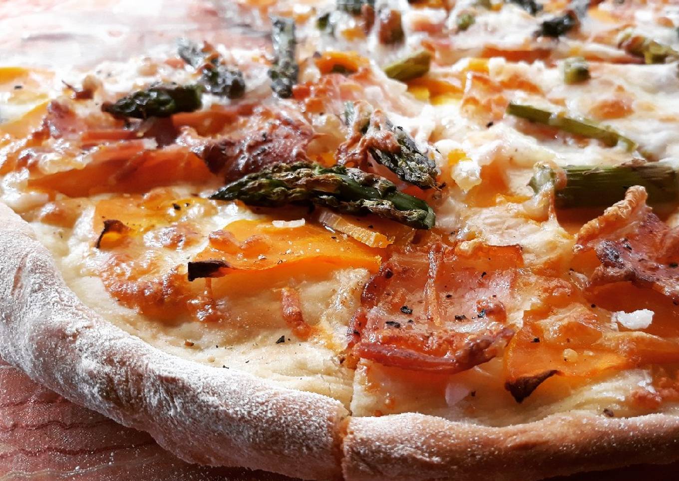 Pizza de calabaza y espárragos