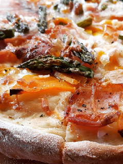 Una foto de Pizza de calabaza y espárragos