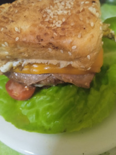 Una foto de Hamburguesa con papas fritas