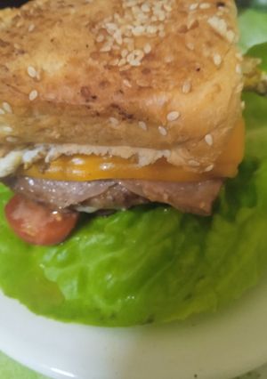 Una foto de Hamburguesa con papas fritas