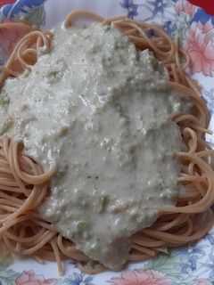 Una foto de Espaguetis integrales con salsa de Cabrales y verduras