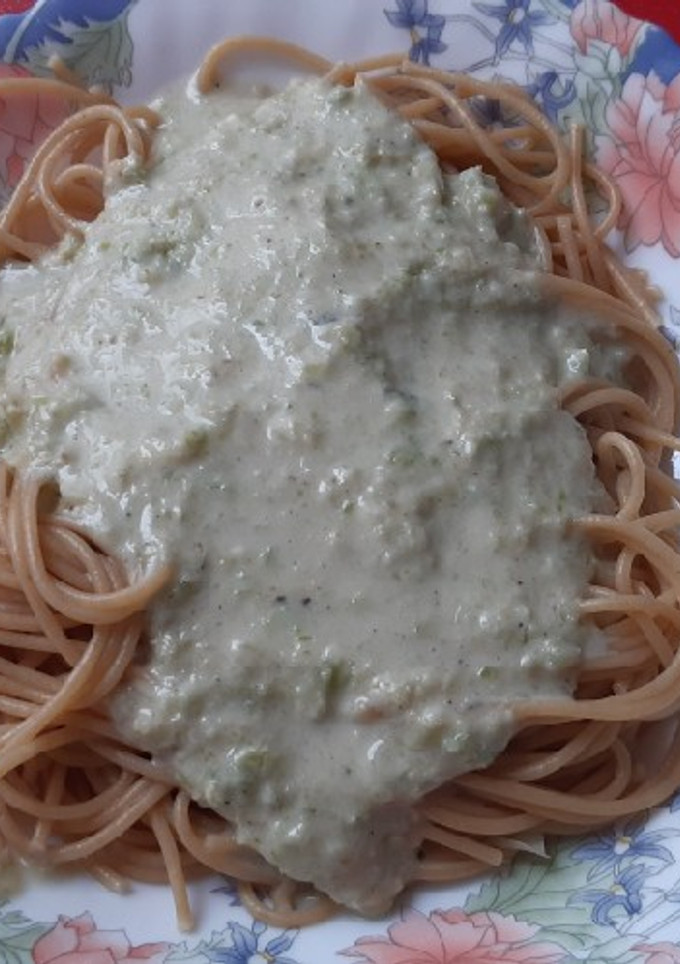 Una foto de Espaguetis integrales con salsa de Cabrales y verduras