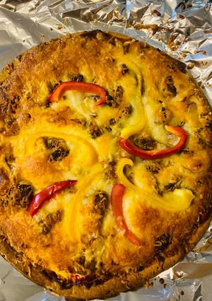 A picture of Chicken Tikka pizza 🍕.