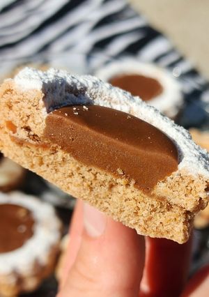 Una foto de 🫖 Galletitas rellenas con dulce de leche o dulce de frambuesa 🫖Masa de mantequilla de maní al cacao