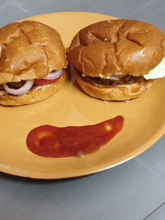 वेजिटेबल चीज़ बर्गर(Vegetable Cheese Burger recipe in hindi) रेसिपी मुख्य फोटो