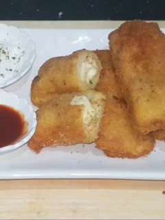 A picture of Chicken cheese bread roll.