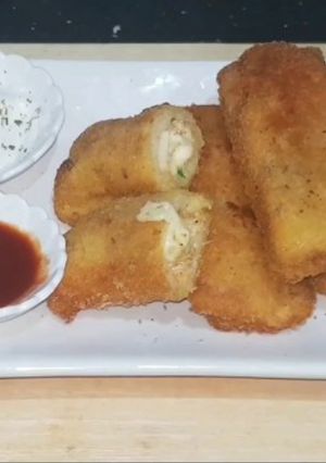 A picture of Chicken cheese bread roll.
