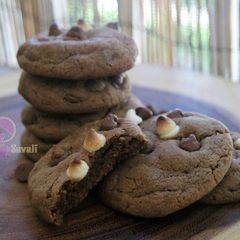 A picture of Eggless chocolate chips cookies.
