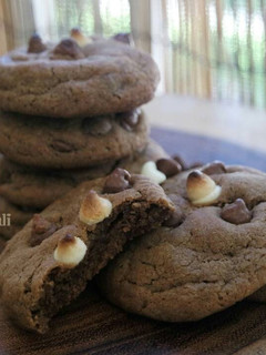 A picture of Eggless chocolate chips cookies.