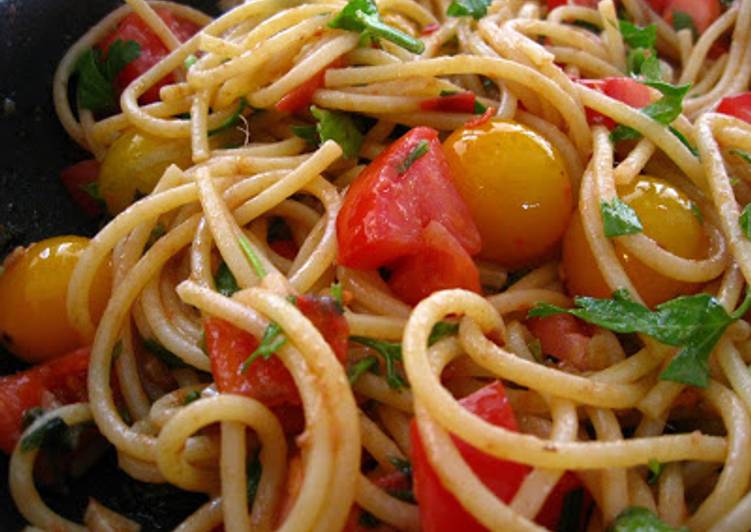 Recette de Parfait Super Easy Spaghetti with Anchovies &amp; Fresh Tomatoes for Two