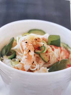 Una foto de Ensalada de Gambas, Pepino y Fideos Chinos